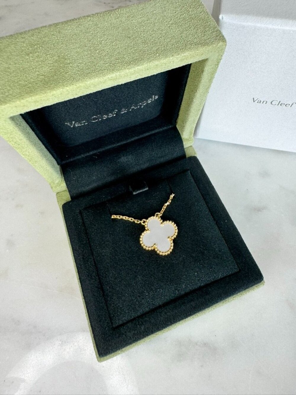 Van Cleef & Arpels Vintage Alhambra pendant in 18K yellow gold, Mother-of-pearl